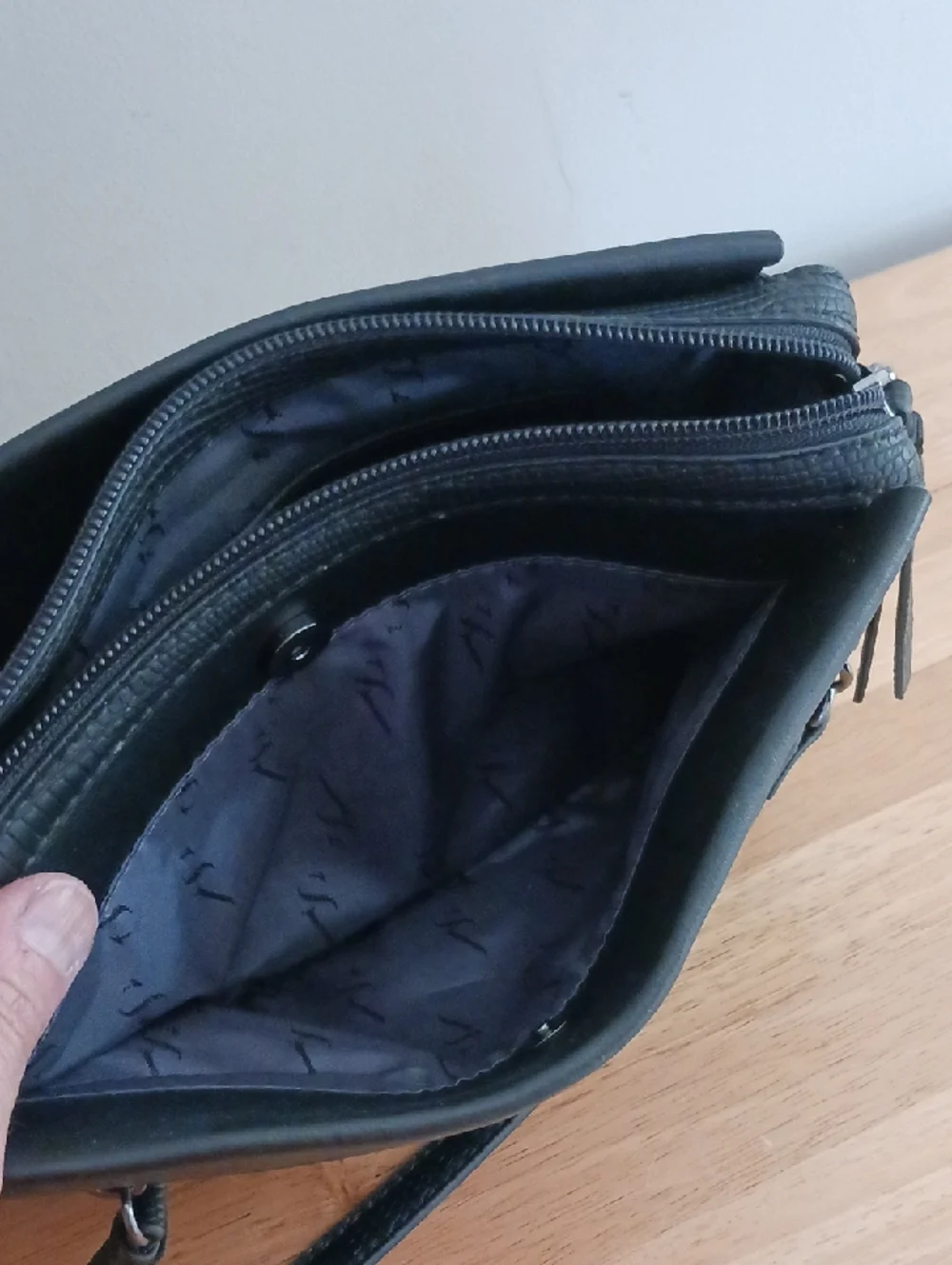 Simply Vera Black Sintra Crossbody Bag